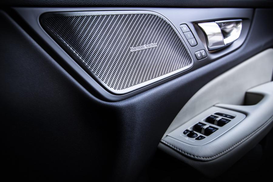 Детали интерьера Volvo S60 T5 R-Design 2019 года  (JP) (фото 13 из 33)